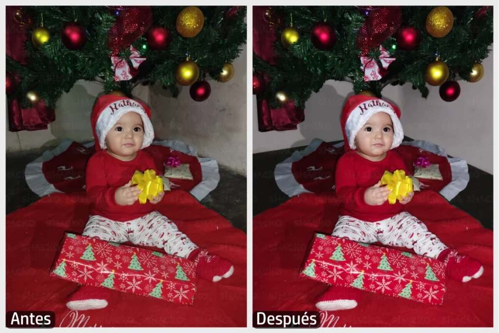 Jovencito abriendo su regalo de navidad, en sus manos sostiene el listón de su regalo, en el fondo se muestra un arbolito navideño con esferas de adorno.